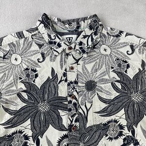 VISSLA Shirt Men XL‎ Grey Black Hawaii Floral Short Sleeve Beach Surf Vacation